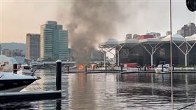 高雄光榮碼頭遊艇冒煙，正在展出的「無所事事小海豹」全程目睹。（圖／翻攝畫面）