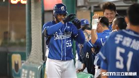 ▲富邦悍將洋砲卡洛斯敲出中職生涯首轟。（圖／記者劉彥池攝影）