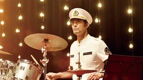 【調職令是警察樂隊！】劇照-阿部寬笑稱自己一開始接到演出邀約，聽說要親自打鼓的時候，一度打算拒絕演出。（圖／天馬行空提供）