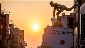 絕美懸日現身嘉義市攝影師洪年宏在臉書貼出懸日現身嘉義市的絕美景象，並指出2日在無雲遮蔽下還有機會可看到相同景色。（洪年宏提供）中央社記者蔡智明傳真  111年10月1日