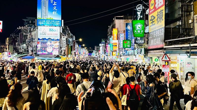 白晝之夜湧人潮！民眾走上街頭人人是主角