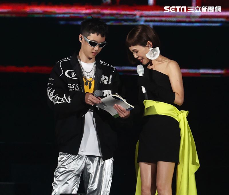 彭佳慧小巨蛋演唱會，兒子當特別來賓要媽媽簽聯絡簿。（記者邱榮吉/攝影）