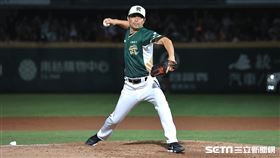 ▲統一獅總教練林岳平和潘武雄在引退賽對決。（圖／記者劉彥池攝影）