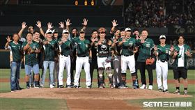 ▲統一獅外野手潘武雄在引退儀式和三代獅成員合影。（圖／記者劉彥池攝影）