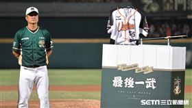 ▲統一獅外野手潘武雄在引退儀式高掛球棒和球衣。（圖／記者劉彥池攝影）