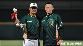 ▲前統一獅球星劉芙豪在潘武雄引退儀式致贈他一根骨頭。（圖／記者劉彥池攝影）