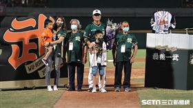 ▲統一獅外野手潘武雄在引退儀式和家人合影。（圖／記者劉彥池攝影）