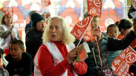 《哈勇家》飾演「阿嬤」的林詹珍妹令人驚艷，每場演出都超魅力四射，提名金馬獎最佳女配角 (1)。（圖／海鵬提供）