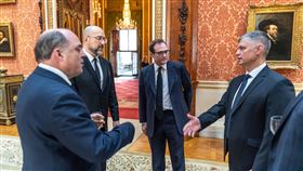 英國持續加速提升對烏克蘭軍援英國防部9月30日表示，防相華勒斯（左1）近日再訪烏克蘭討論軍援事宜。圖為華勒斯、烏克蘭駐英大使普萊斯塔可（右1）與在內政部主責安全事務的新任國務大臣圖根哈特（右2）9月18日在查爾斯三世於白金漢宮舉行的國際招待會交流。（英國外交部提供）中央社記者陳韻聿倫敦傳真  111年10月1日