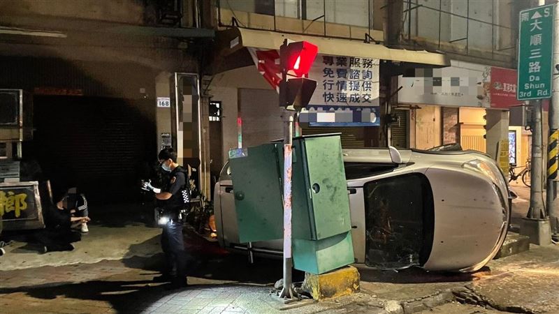 無照男酒駕打滑自撞「車塞2號誌箱間」