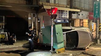 無照男酒駕打滑自撞「車塞2號誌箱間」