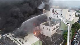 苗栗中興工業區清晨起火　塑膠工廠燃燒黑煙竄天。翻攝畫面