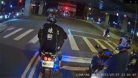 大哥,騎士,新北,中和,煉獄,鬼滅之刃,摔車（圖／翻攝爆廢公社公開版）