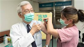 光田總院長王乃弘率先施打疫苗。（圖／光田綜合醫院提供）
