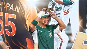 潘武雄在簽名會上戴了一副金色的運動眼鏡，十分搶眼。（圖／翻攝自潘武雄粉絲團）