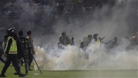 印尼足球賽爆大規模踩踏意外 釀百死（圖／美聯社／達志影像）