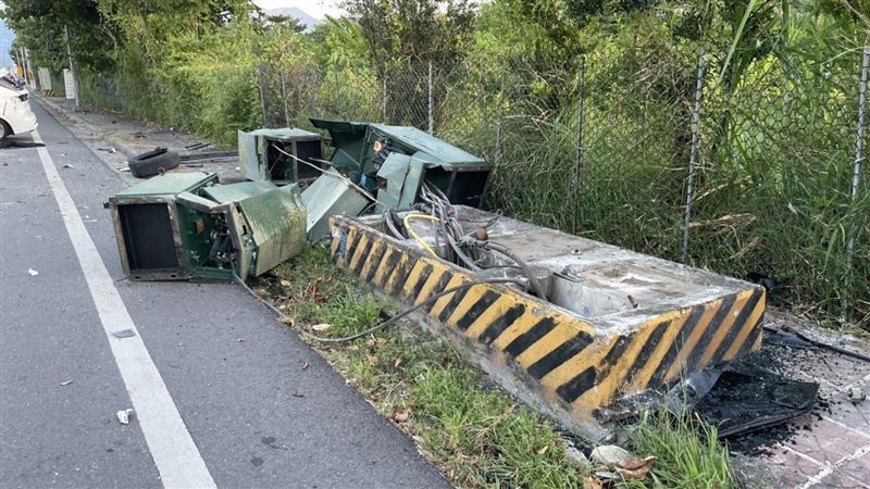 台東2車相撞「剷倒變電箱」！駕駛噴飛