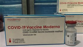 食藥署力拚6/25驗畢莫德納疫苗（1）第2批莫德納疫苗18日下午抵台，衛福部食藥署研究檢驗組長王德原指出，已抽取600劑樣品進行疫苗異物檢查，若經審查文件資料與檢驗皆合格，最快25日可驗畢並核發封緘證明書，後續完成共23萬9400劑疫苗封緘後，即可交由疾管署進行疫苗接種作業。（衛福部食藥署提供）中央社記者江慧珺傳真  110年6月18日