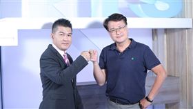主持人陳信聰（右一）把主持15年節目，交棒給新主持人張志雄(左一)。（圖／公視提供）