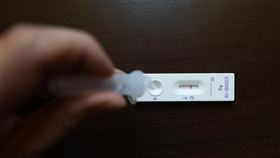 入境新制最晚10月中旬前上路（1）中央流行疫情指揮中心指揮官王必勝22日接受廣播節目專訪說，「0+7」新制大致應是10月上旬上路，預計下週起可能實施入境唾液篩檢改快篩。圖為家用快篩試劑檢測顯示陰性結果。中央社記者趙世勳攝  111年9月22日