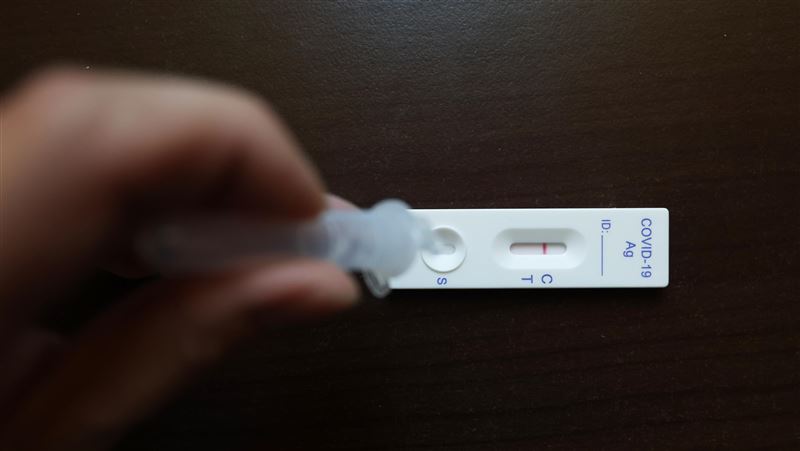 扯！學校竟發給學生「中國製快篩」