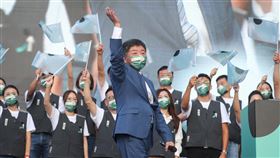 陳時中競選總部盛大成立（1）民進黨台北市長參選人陳時中（前中）競選總部1日下午在北平東路舉行成立大會，陳時中上台時向支持民眾揮手致意。中央社記者裴禛攝 111年10月1日