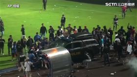 印尼東爪哇省的坎朱盧漢體育場在1日足球聯賽後，雙方球迷爆發衝突，警方發射催淚彈，發生大規模踩踏事件。（圖／AP授權）