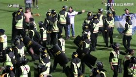 印尼東爪哇省的坎朱盧漢體育場在1日足球聯賽後，雙方球迷爆發衝突，警方發射催淚彈，發生大規模踩踏事件。（圖／AP授權）