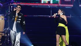 彭佳慧小巨蛋演唱會，兒子當特別來賓要媽媽簽聯絡簿。（記者邱榮吉/攝影）