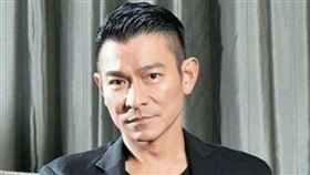 ▲61歲「香港天王」劉德華凍齡有術。（圖／翻攝自微博）