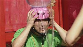 主持人胡瓜搭上天王轎，半盆水倒在身上，嚇到臉都綠了。（圖/民視提供）