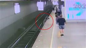 男疑撿手機跳下鐵軌! 乘客驚險
