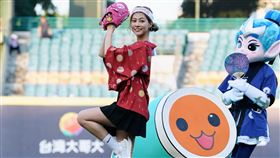 女神阿部瑪利亞開球。（圖／富邦悍將提供）
