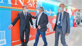 德國會跨黨派訪團抵台（2）德國國會友台小組主席威爾許（Klaus-Peter Willsch）（中）2日清晨率跨黨派訪團搭機來台，外交部由常務次長俞大(水雷)（左）前往接機，部分團員因班機銜接問題，會在2日下午或3日陸續抵達。中央社記者吳睿騏桃園機場攝  111年10月2日