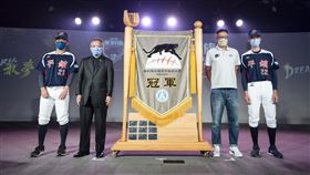 強權平鎮高中交回冠軍錦旗，今年要拚史無前例4連霸。（圖／中華棒協提供）