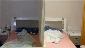 夫妻,吵架,房間,床鋪,尷尬（圖／翻攝自微博）