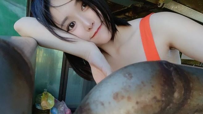 最美女士官只穿內衣　網：收割老司機
