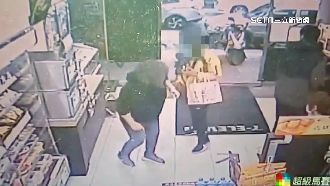 獨／超商暴力！偷蜜餞遭抓包　男毆打店員