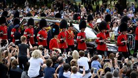 女王國葬護送靈柩　18歲小兵10天後營區內猝死「死因不明」，圖／路透社／達志影像