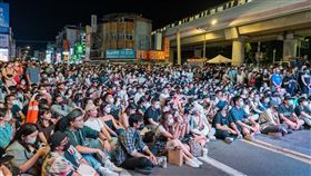 白晝之夜點亮士林  46萬人參觀實體展區2022台北白晝之夜以「士林大戲院」為主題，共分4大展區，自1日晚間6時起展開連續12小時的藝文活動。根據台北市文化局統計，截至2日上午6時活動結束止，共吸引46萬人次參觀展區。圖為展區之一的士林夜市前路口人潮聚集。（台北市文化局提供）中央社記者陳昱婷傳真  111年10月2日