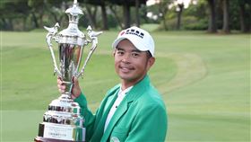 台灣名人賽  高球好手詹世昌封王台灣男子職業高球好手詹世昌2日在台灣名人賽以4輪總桿數273桿與印度選手卡漢（Rashid Khan）並列領先，詹世昌靠著在延長賽第2洞抓鳥勝出奪冠，賽後開心與冠軍獎盃合照。（大會提供）中央社記者黃巧雯傳真  111年10月2日