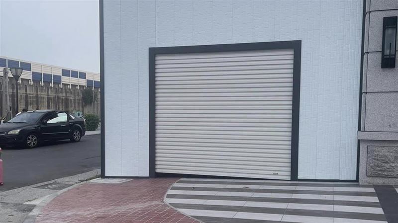透天厝蓋到人行道「路燈消失」！地主慘了