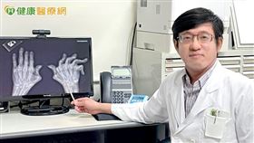 陳明翰醫師提醒，類風濕性關節炎患者千萬不可自行停藥或中斷治療，避免關節再度惡化變形，並降低相關併發症的發生。