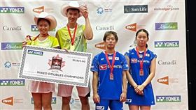 台灣混雙組合李佳馨（左1）與葉宏蔚（左2）3日在加拿大羽球公開賽混雙奪冠。（圖／翻攝自中租企業羽球隊臉書facebook.com）