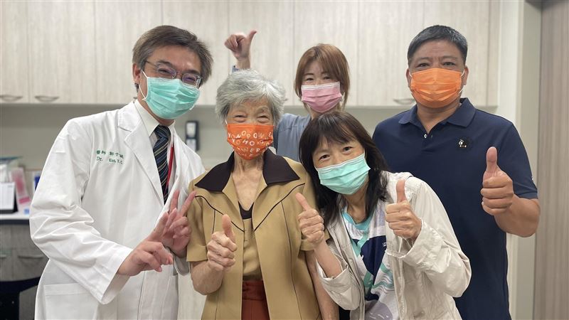 去年癌末轉移　今年「氣色良好」合照醫護