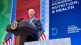 美國總統拜登近日在公開場合呼喊已故議員名字，心智狀況受到眾人質疑。（圖／翻攝自The White House臉書）