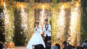 胡瑋杰（右）與小7歲太太璇璇補辦婚宴，儀式場面燃起絢爛煙火。（圖／三立）