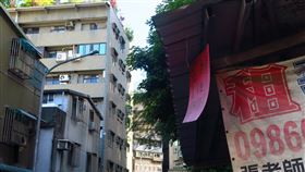 300億擴大租金補貼專案7/1起申請（1）行政院核定300億元中央擴大租金補貼專案，將於7月1日至8月31日開放線上申請。行政院長蘇貞昌指出，專案金額龐大、資格放寬、手續方便、房東也雙贏，這項政策讓過去無法享受到補貼的租屋族都能受惠。圖為台北市市民大道巷內出租布條。中央社記者謝佳璋攝  111年6月30日