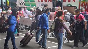 國門解封在即  觀光業露曙光（2）國門解封在即，觀光業迎來復甦曙光，旅遊、餐飲及交通運輸等觀光暨周邊產業人力需求將逐漸增溫。圖為觀光客24日上午在台北圓山大飯店外準備搭乘遊覽車出遊。中央社記者徐肇昌攝  111年9月24日