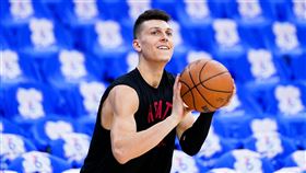 ▲熱火「英雄哥」希洛（Tyler Herro）續約後在推特上發出知名動畫角色兔巴哥數鈔票的動圖，似乎很滿意熱火開給他的價碼。（圖／美聯社／達志影像）